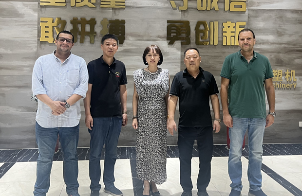 埃及客戶(hù)蒞臨達(dá)力工廠(chǎng)，驗(yàn)收土工膜單/雙面噴糙生產(chǎn)線(xiàn)圓滿(mǎn)完成！